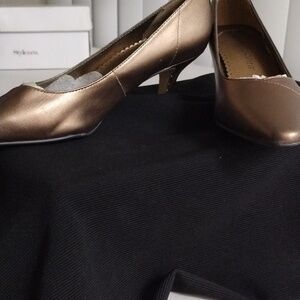 Woman heels by Bella Vita size 6m bronze kidskin